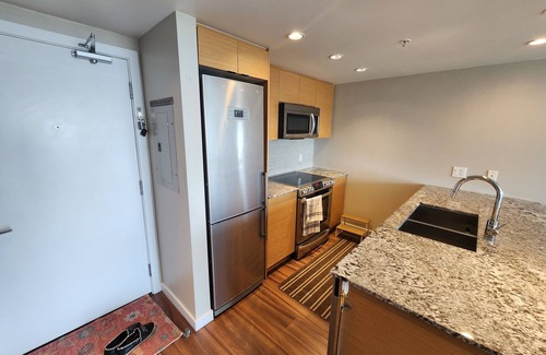 Central Lonsdale Condo | Charming 1-bedroom condo in brilliant North Vancouver with fitness room, WiFi