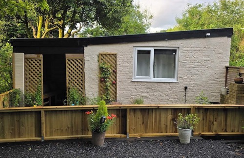 Nantgarw Ski Chalet | Charming 1-bedroom chalet in fabulous Gwaelod-y-garth with WiFi