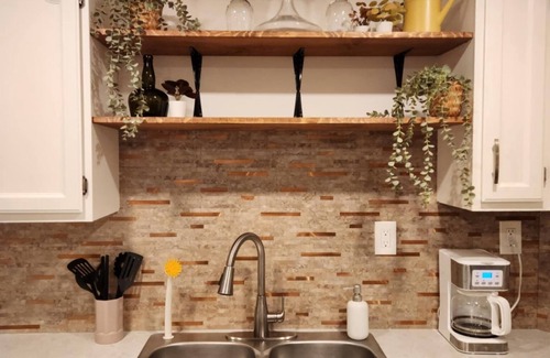 Central Okanagan House | Charming 1-bedrm suite with WiFi, AC & pet friendly in West Kelowna