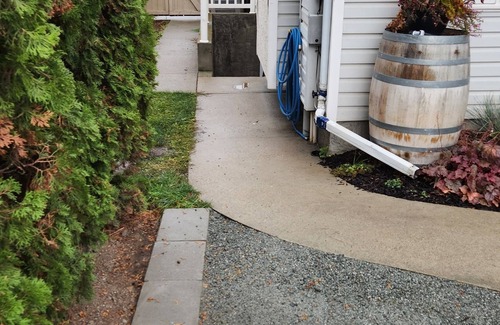 Central Okanagan House | Charming 1-bedrm suite with WiFi, AC & pet friendly in West Kelowna