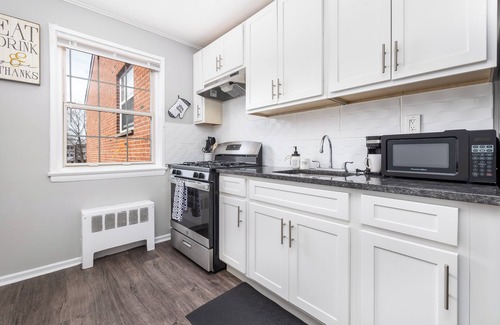 West Hartford Apartment | Charming 1-bedroom apartment in fabulous West Hartford with WiFi, AC