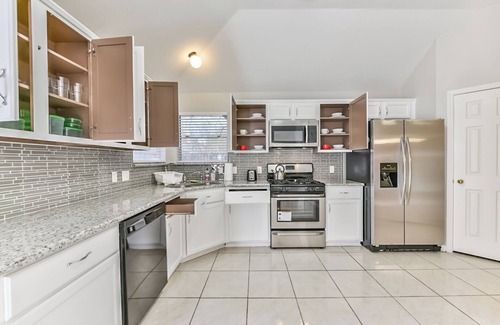Barker House | Charming 1 Bedroom 1 Bathroom Home with Full Kitchen