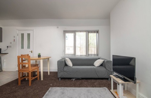 Shirley Apartment | Charming 1-bedroom apartment in Hall Green with WiFi access