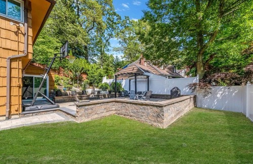 West Hills House | Charming 1-bedroom artist den with WiFi, AC in terrific Huntington
