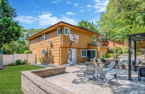West Hills House | Charming 1-bedroom artist den with WiFi, AC in terrific Huntington