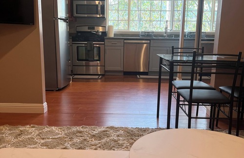 Calabasas Apartment | Charming 1-bedroom apartment with AC, WiFi in brilliant Calabasas