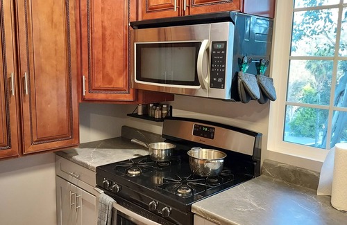 Calabasas Apartment | Charming 1-bedroom apartment with AC, WiFi in brilliant Calabasas