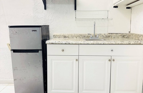 Driftwood Apartment | Charming 1-bedroom apartment in Hollywood with AC
