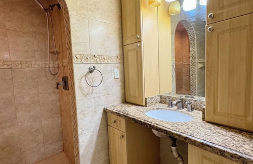 Driftwood Apartment | Charming 1-bedroom apartment in Hollywood with AC