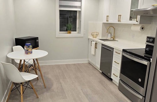 Oakville Apartment | Charming 1-bedroom apartment in delightful Oakville with WiFi, AC