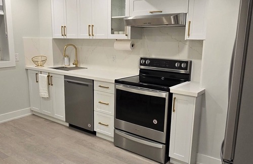 Oakville Apartment | Charming 1-bedroom apartment in delightful Oakville with WiFi, AC