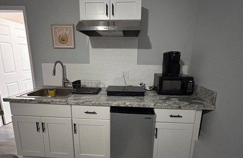 Lakeland Apartment | Charming 1-bedroom apartment in wonderful Lakeland with AC