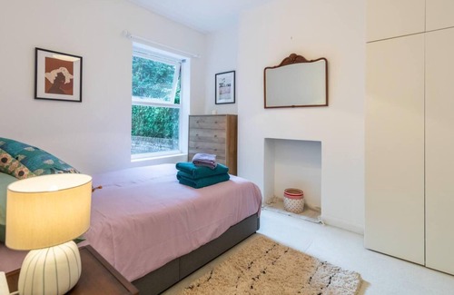 Shepherd's Bush Apartment | Charming 1 Bedroom Apartment in Shepherds Bush with Patio Area