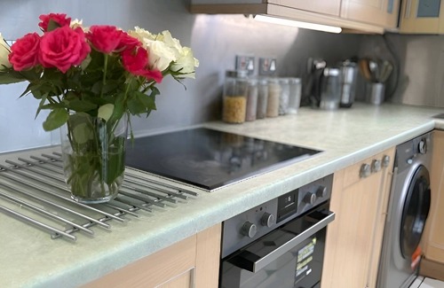 Streatham Hill Apartment | Charming 1-bedroom apartment in R London with WiFi and parking
