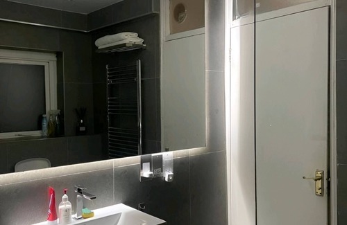 Streatham Hill Apartment | Charming 1-bedroom apartment in R London with WiFi and parking