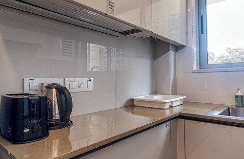 Hiranandani Gardens Apartment | Charming 1-bedroom apartment in delightful Mumbai with WiFi, AC