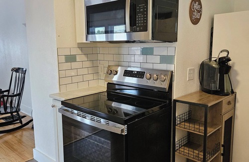Culver Apartment | Charming 1-bedroom apartment in Culver with WiFi, AC, outdoor covered deck