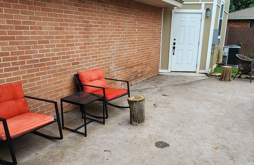 Northwest Dallas Apartment | Charming 1-bedroom apartment in welcoming Dallas with WiFi, AC