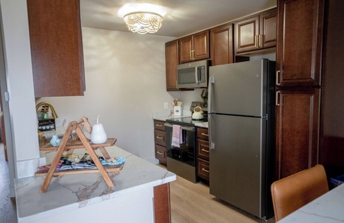 Monroe Apartment | Charming 1-bedroom apartment. Pet friendly, King Bed, Washer & Dryer