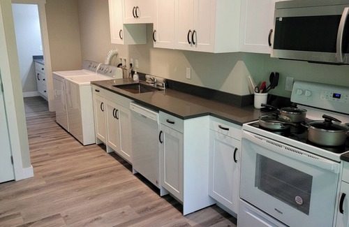 Eastside Apartment | Charming 1-bedroom apartment in terrific Tacoma with WiFi, AC. n420 friendly.