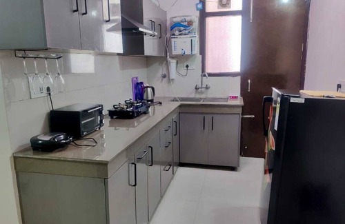 Zirakpur Apartment | Charming 1-bedroom apartment with AC, WiFi, Smart Tv-40inch in tranquil zirakpur