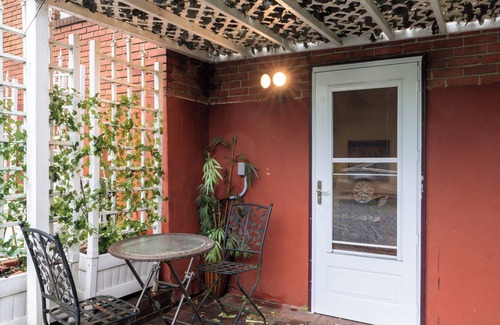 Roslyn Apartment | Charming 1-bedroom beautifully furnished apartment in quaint Roslyn w/Parking