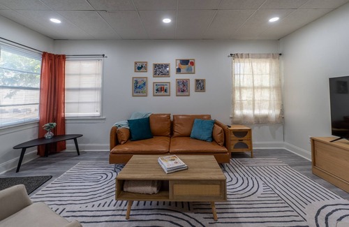 Central Gardens House | Charming 1-bedroom bungalow with large living space, WiFi, AC in midtown Memphis
