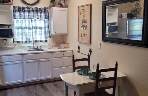 Westminster Cottage | Charming 1-bedroom cottage - Rustic Ridge
