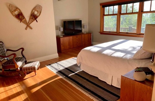 Bowen Island Condo | Charming 1-bedroom Hilltop King Suite