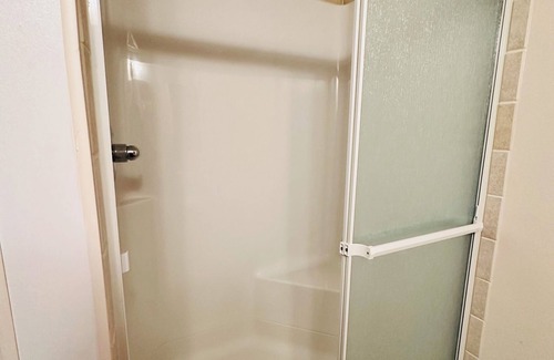 Lethbridge House | Charming 1-bedroom house with AC, WiFi in enchanting Lethbridge