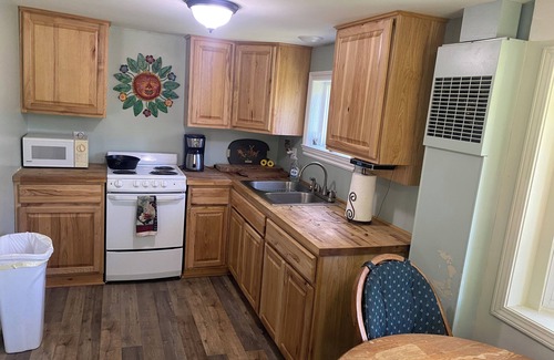 Port Hope Cabin | Charming 1-bedroom cabin in Port Hope-PET FRIENDLY