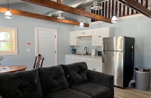 Lebanon Cabin | Charming 1-bedroom cabin with Loft. 3 Miles from Bennett Springs State Park