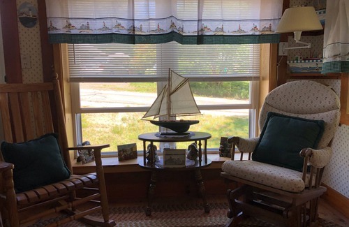 Mid-Coast and Islands Cottage | Charming 1 Bedroom Coastal Cottage. Steps Away From Stovers Point Beach