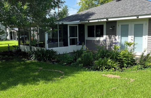 Patterson Cottage | Charming 1-bedroom cottage located on the Lower Atchafalaya River. AC & WIFI