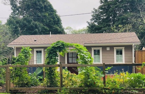 Wakefield-Peacedale Cottage | Charming 1-bedroom cottage walkable to town, bike path; a short drive to beaches