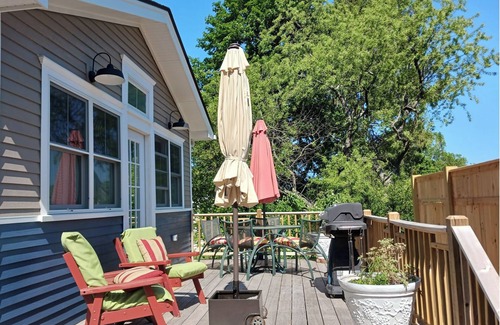 Wakefield-Peacedale Cottage | Charming 1-bedroom cottage walkable to town, bike path; a short drive to beaches