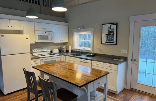 Woodstock Cottage | Charming 1-bedroom cottage on a pond in Woodstock with WiFi and AC