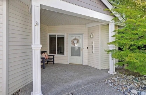 Mukilteo Condo | Charming 1-bedroom condo with large den and open concept living room