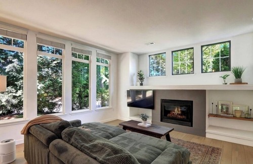 Mukilteo Condo | Charming 1-bedroom condo with large den and open concept living room