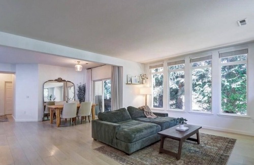 Mukilteo Condo | Charming 1-bedroom condo with large den and open concept living room