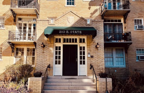 Historic District - North Condo | Charming 1-bedroom condo in enchanting Savannah on Historic Square