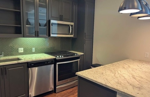 Uptown Condo | Charming 1-bedroom condo in fabulous Victiry Park Dallas with fitness room, WiFi