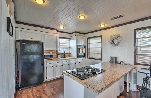 Surfside Beach House | Charming 1-bedroom cottage with WiFi, AC in fabulous Surfside Beach, TX