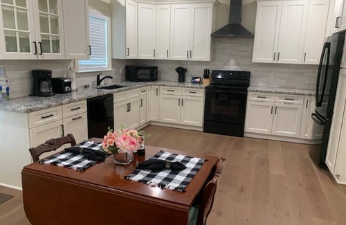 Savannah Cottage | Charming 1-bedroom cottage with AC, WiFi in peaceful gated Community in Savannah