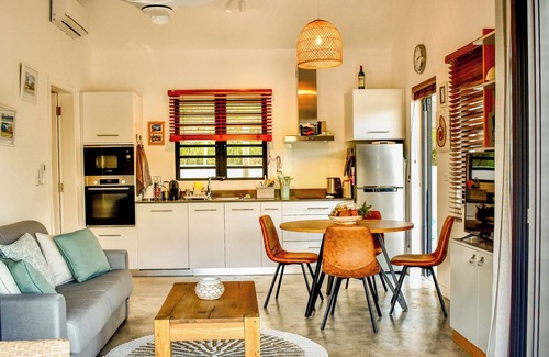 Black River Cottage | Charming 1-bedroom cottage in brilliant Tamarin with Pool, WiFi, AC