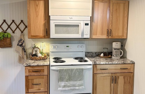Mifflin Cottage | Charming 1-bedroom cottagenCouples Retreat