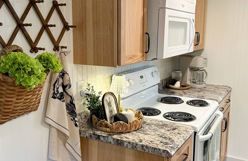 Mifflin Cottage | Charming 1-bedroom cottagenCouples Retreat