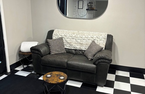 Morrow Apartment | Charming 1-bedroom diner theme apartment with AC and WiFi in Morrow