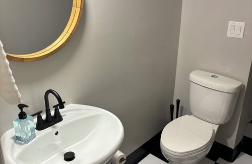 Morrow Apartment | Charming 1-bedroom diner theme apartment with AC and WiFi in Morrow