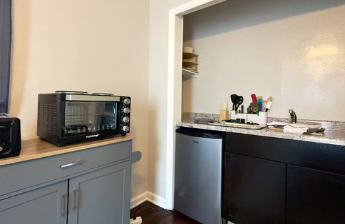 Kettering Apartment | Charming 1-bedroom efficiency apartment